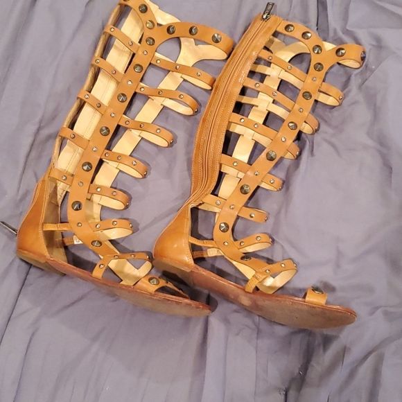Super hot camel colored studded Schutz gladiators - Picture 2 of 12